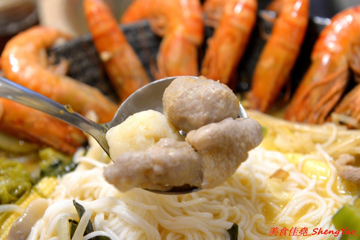 [台中沙鹿]碗美麵舖 二訪 – 沙鹿IG打卡特色麵店,新菜單根島生態蝦蝦麵 VS 大龍蝦麵霸氣登場 !! 大推大龍蝦湯麵,半隻大龍蝦搭配上超豐富配料和特色湯頭,份量超大一碗,300元出頭就能吃到。(已歇