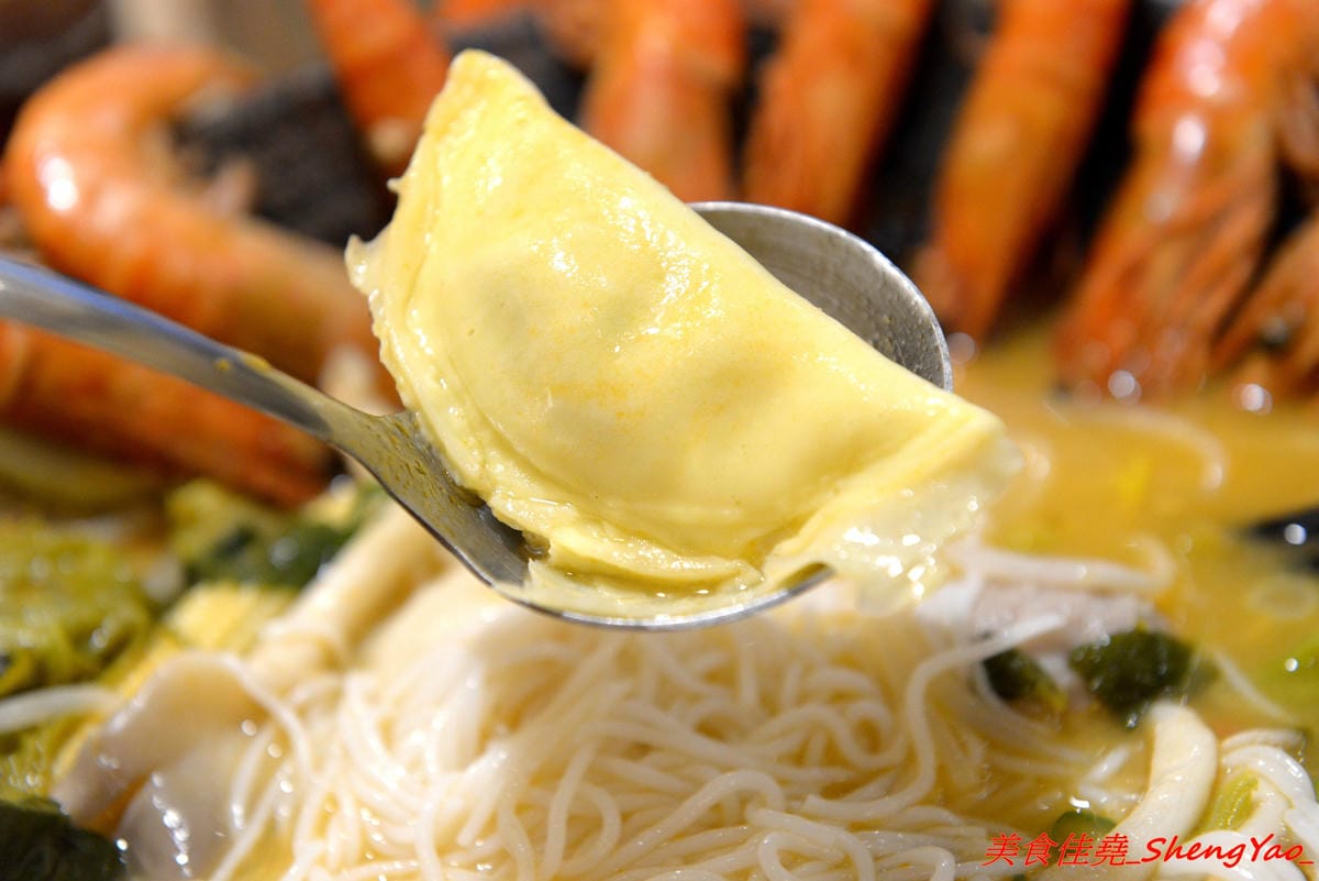 [台中沙鹿]碗美麵舖 二訪 – 沙鹿IG打卡特色麵店,新菜單根島生態蝦蝦麵 VS 大龍蝦麵霸氣登場 !! 大推大龍蝦湯麵,半隻大龍蝦搭配上超豐富配料和特色湯頭,份量超大一碗,300元出頭就能吃到。(已歇