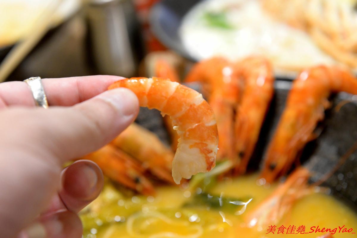 [台中沙鹿]碗美麵舖 二訪 – 沙鹿IG打卡特色麵店,新菜單根島生態蝦蝦麵 VS 大龍蝦麵霸氣登場 !! 大推大龍蝦湯麵,半隻大龍蝦搭配上超豐富配料和特色湯頭,份量超大一碗,300元出頭就能吃到。(已歇
