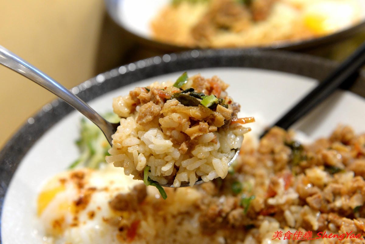 [台中沙鹿]碗美麵舖 二訪 – 沙鹿IG打卡特色麵店,新菜單根島生態蝦蝦麵 VS 大龍蝦麵霸氣登場 !! 大推大龍蝦湯麵,半隻大龍蝦搭配上超豐富配料和特色湯頭,份量超大一碗,300元出頭就能吃到。(已歇