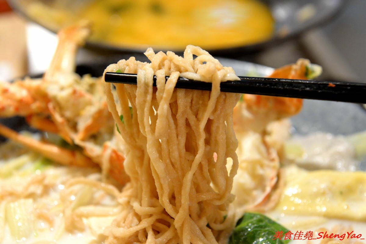 [台中沙鹿]碗美麵舖 二訪 – 沙鹿IG打卡特色麵店,新菜單根島生態蝦蝦麵 VS 大龍蝦麵霸氣登場 !! 大推大龍蝦湯麵,半隻大龍蝦搭配上超豐富配料和特色湯頭,份量超大一碗,300元出頭就能吃到。(已歇