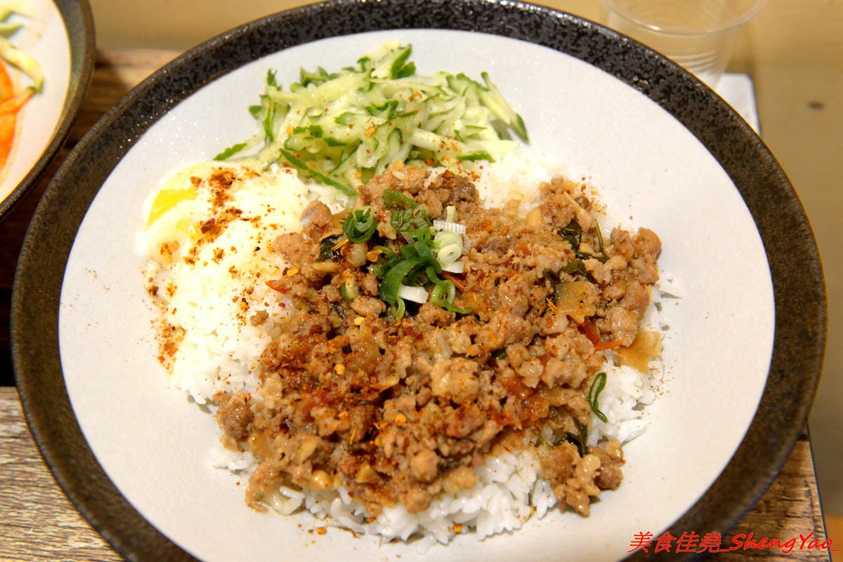 [台中沙鹿]碗美麵舖 二訪 – 沙鹿IG打卡特色麵店,新菜單根島生態蝦蝦麵 VS 大龍蝦麵霸氣登場 !! 大推大龍蝦湯麵,半隻大龍蝦搭配上超豐富配料和特色湯頭,份量超大一碗,300元出頭就能吃到。(已歇