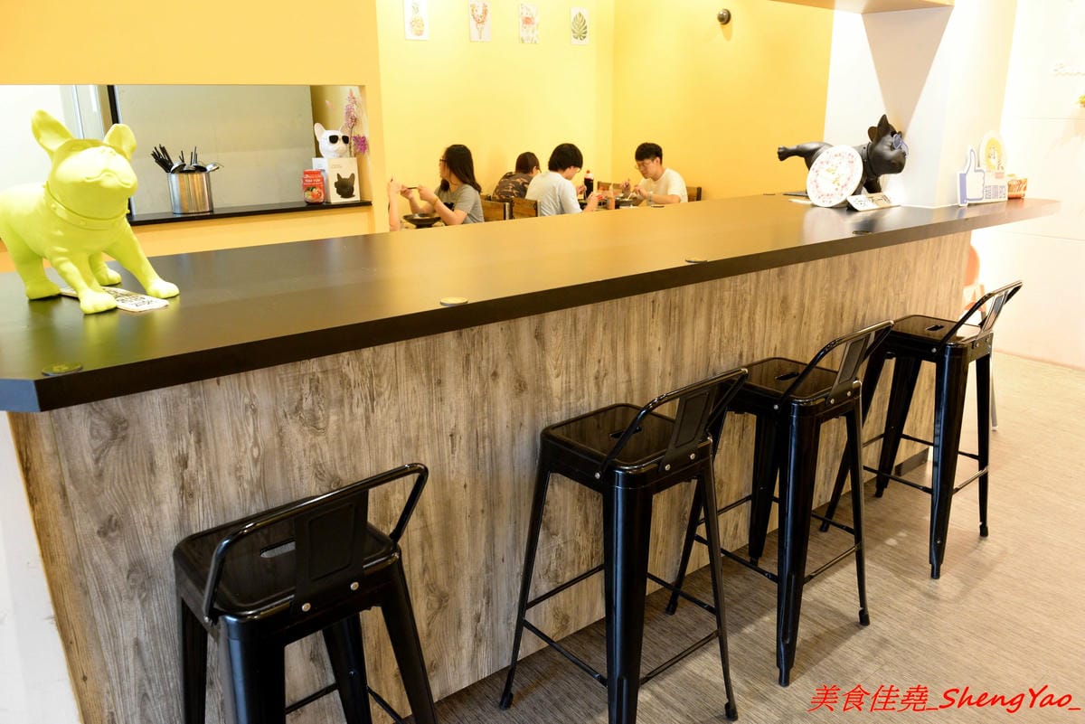 [台中沙鹿]碗美麵舖 二訪 – 沙鹿IG打卡特色麵店,新菜單根島生態蝦蝦麵 VS 大龍蝦麵霸氣登場 !! 大推大龍蝦湯麵,半隻大龍蝦搭配上超豐富配料和特色湯頭,份量超大一碗,300元出頭就能吃到。(已歇