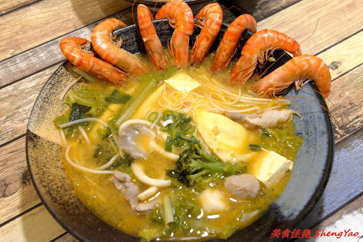 [台中沙鹿]碗美麵舖 二訪 – 沙鹿IG打卡特色麵店,新菜單根島生態蝦蝦麵 VS 大龍蝦麵霸氣登場 !! 大推大龍蝦湯麵,半隻大龍蝦搭配上超豐富配料和特色湯頭,份量超大一碗,300元出頭就能吃到。(已歇