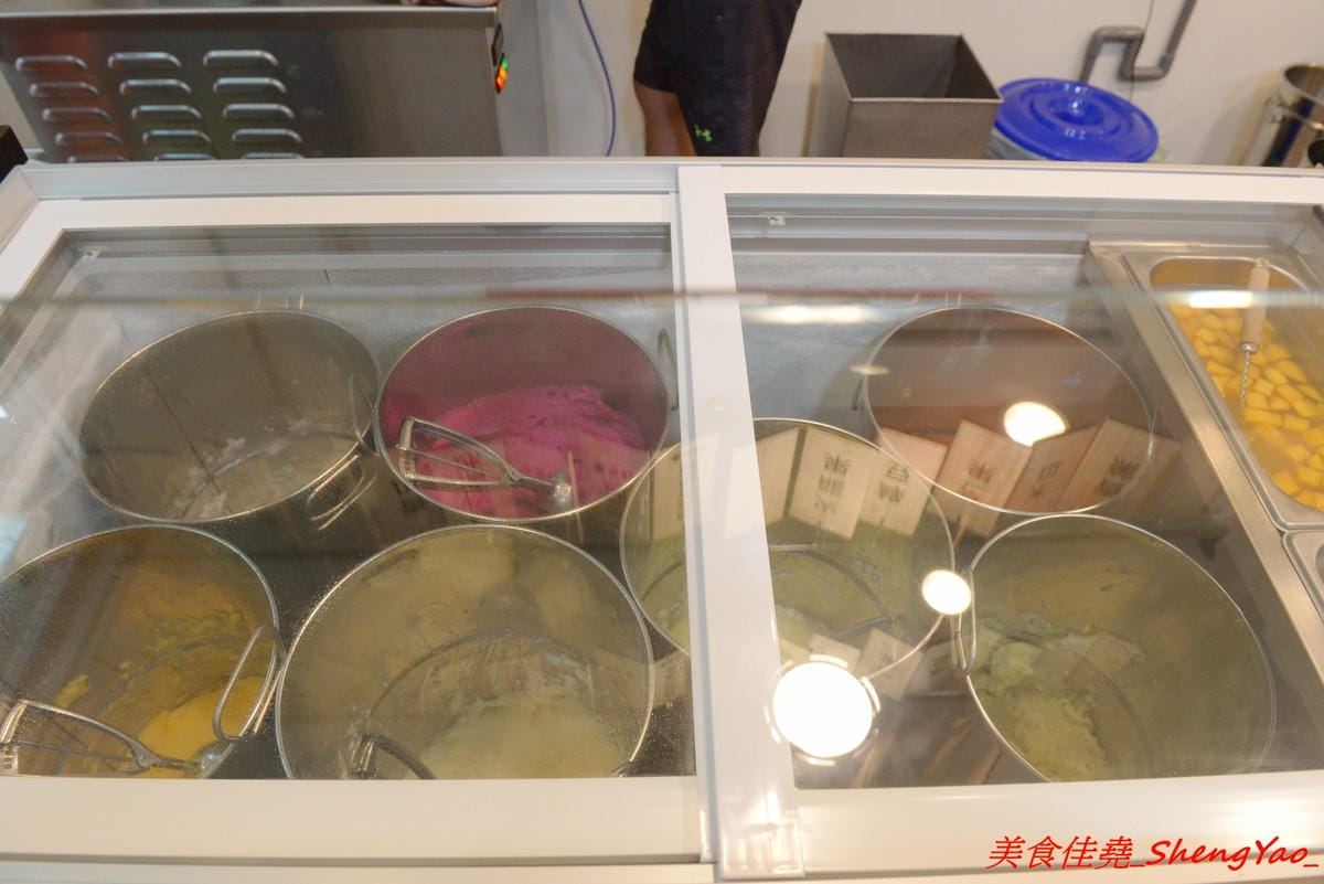 [台中大甲]純粹綿綿冰 – 大甲新開幕綿綿冰專賣店,自家手工製冰,當季水果等食材新鮮製作,不添加色素香精,口味種類選擇多,拳頭般大的一球只賣20元而已,3球再特價50元。