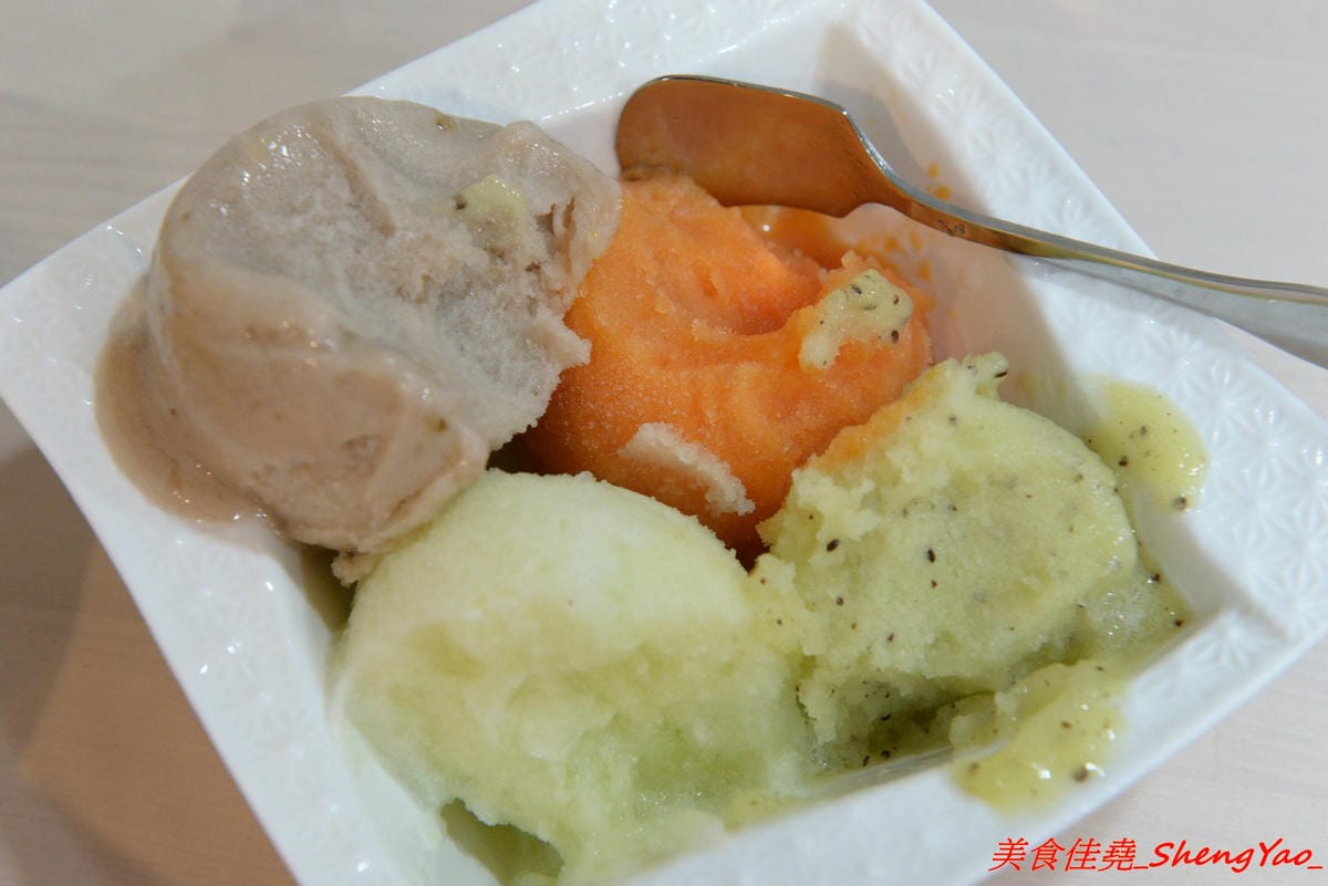 [台中大甲]純粹綿綿冰 – 大甲新開幕綿綿冰專賣店,自家手工製冰,當季水果等食材新鮮製作,不添加色素香精,口味種類選擇多,拳頭般大的一球只賣20元而已,3球再特價50元。