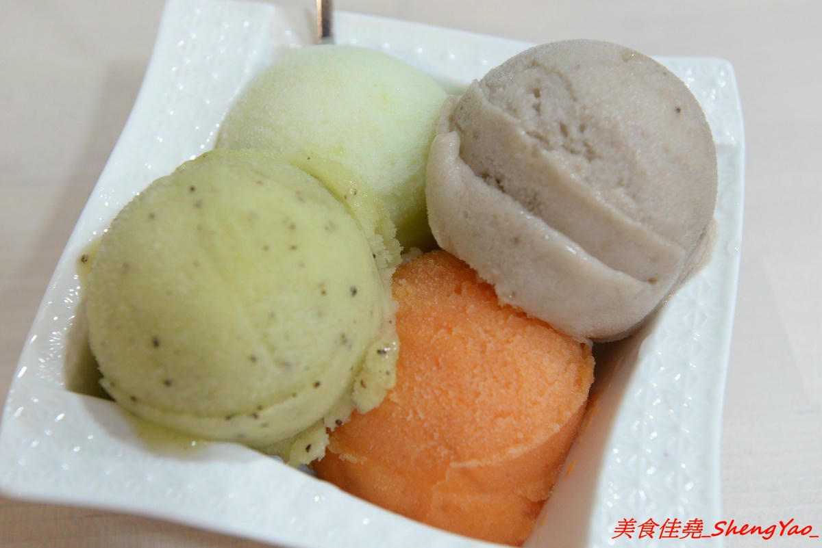 [台中大甲]純粹綿綿冰 – 大甲新開幕綿綿冰專賣店,自家手工製冰,當季水果等食材新鮮製作,不添加色素香精,口味種類選擇多,拳頭般大的一球只賣20元而已,3球再特價50元。
