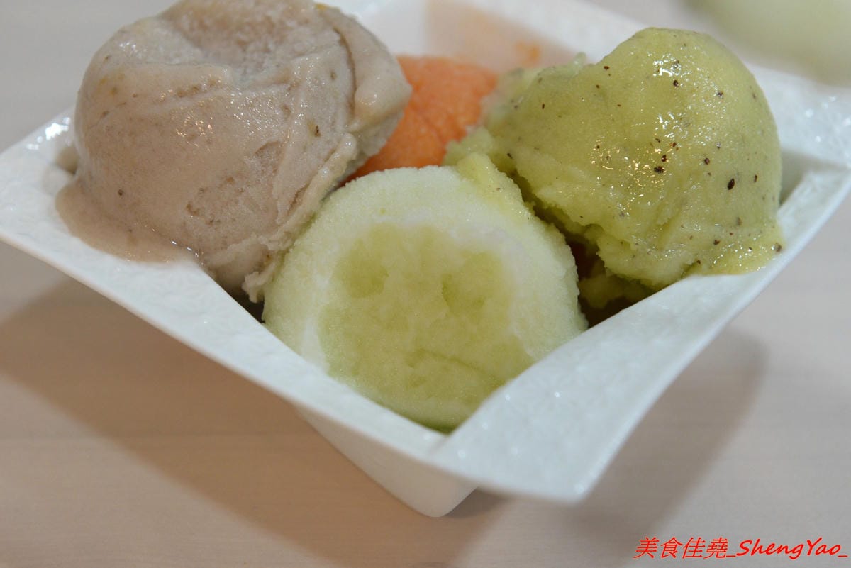 [台中大甲]純粹綿綿冰 – 大甲新開幕綿綿冰專賣店,自家手工製冰,當季水果等食材新鮮製作,不添加色素香精,口味種類選擇多,拳頭般大的一球只賣20元而已,3球再特價50元。
