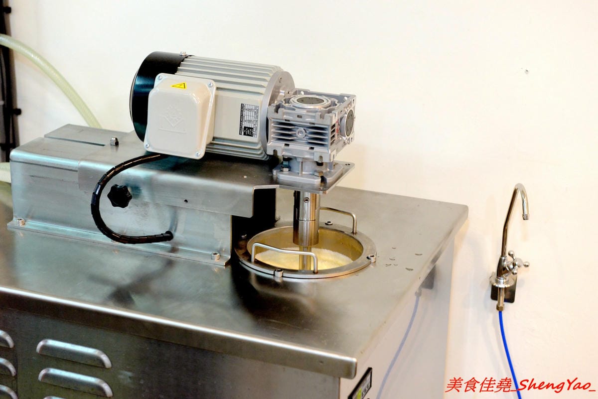 [台中大甲]純粹綿綿冰 – 大甲新開幕綿綿冰專賣店,自家手工製冰,當季水果等食材新鮮製作,不添加色素香精,口味種類選擇多,拳頭般大的一球只賣20元而已,3球再特價50元。