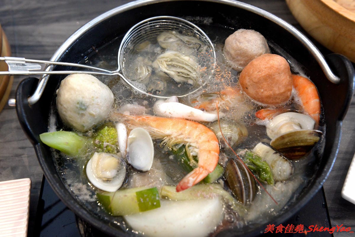 [台中沙鹿]覓鍋物 -沙鹿自創品牌鍋物,靜宜商圈上最大間最氣派的餐廳,鍋物價位一般,食材新鮮,肉盤夠份量又好吃,整個吃完很有飽足感,6/21-6/26試賣期間臉書打卡留言就送價值120元的肉盤。