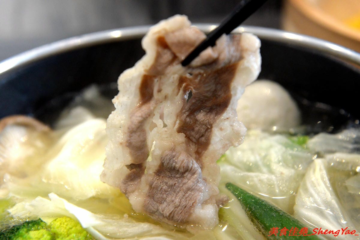 [台中沙鹿]覓鍋物 -沙鹿自創品牌鍋物,靜宜商圈上最大間最氣派的餐廳,鍋物價位一般,食材新鮮,肉盤夠份量又好吃,整個吃完很有飽足感,6/21-6/26試賣期間臉書打卡留言就送價值120元的肉盤。