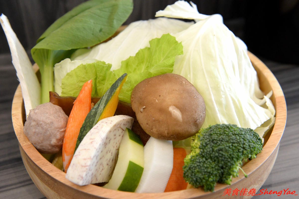 [台中沙鹿]覓鍋物 -沙鹿自創品牌鍋物,靜宜商圈上最大間最氣派的餐廳,鍋物價位一般,食材新鮮,肉盤夠份量又好吃,整個吃完很有飽足感,6/21-6/26試賣期間臉書打卡留言就送價值120元的肉盤。