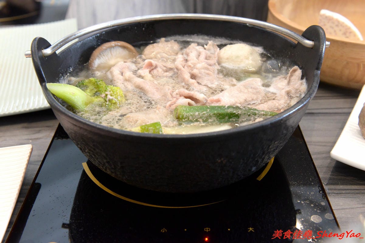 [台中沙鹿]覓鍋物 -沙鹿自創品牌鍋物,靜宜商圈上最大間最氣派的餐廳,鍋物價位一般,食材新鮮,肉盤夠份量又好吃,整個吃完很有飽足感,6/21-6/26試賣期間臉書打卡留言就送價值120元的肉盤。