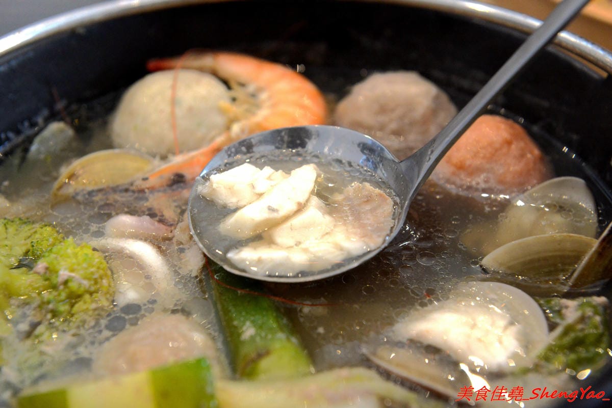 [台中沙鹿]覓鍋物 -沙鹿自創品牌鍋物,靜宜商圈上最大間最氣派的餐廳,鍋物價位一般,食材新鮮,肉盤夠份量又好吃,整個吃完很有飽足感,6/21-6/26試賣期間臉書打卡留言就送價值120元的肉盤。