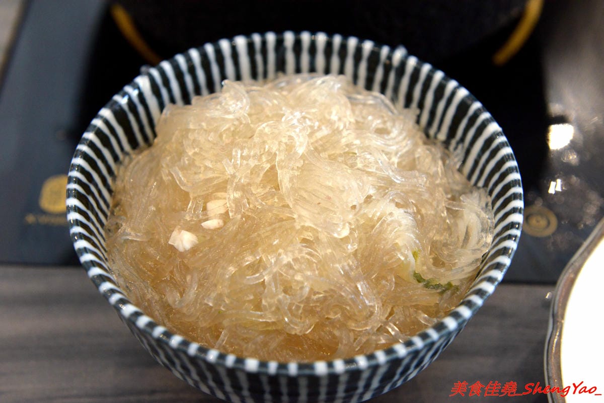 [台中沙鹿]覓鍋物 -沙鹿自創品牌鍋物,靜宜商圈上最大間最氣派的餐廳,鍋物價位一般,食材新鮮,肉盤夠份量又好吃,整個吃完很有飽足感,6/21-6/26試賣期間臉書打卡留言就送價值120元的肉盤。