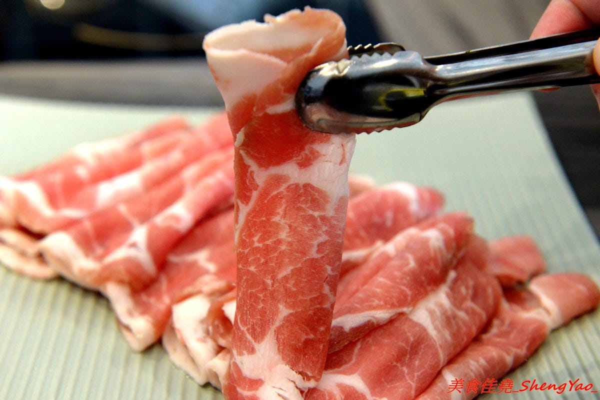 [台中沙鹿]覓鍋物 -沙鹿自創品牌鍋物,靜宜商圈上最大間最氣派的餐廳,鍋物價位一般,食材新鮮,肉盤夠份量又好吃,整個吃完很有飽足感,6/21-6/26試賣期間臉書打卡留言就送價值120元的肉盤。