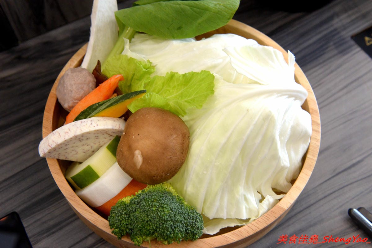 [台中沙鹿]覓鍋物 -沙鹿自創品牌鍋物,靜宜商圈上最大間最氣派的餐廳,鍋物價位一般,食材新鮮,肉盤夠份量又好吃,整個吃完很有飽足感,6/21-6/26試賣期間臉書打卡留言就送價值120元的肉盤。