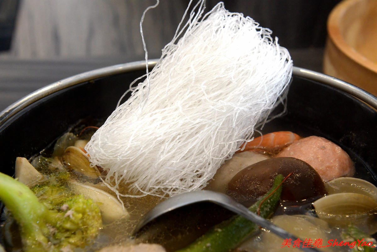 [台中沙鹿]覓鍋物 -沙鹿自創品牌鍋物,靜宜商圈上最大間最氣派的餐廳,鍋物價位一般,食材新鮮,肉盤夠份量又好吃,整個吃完很有飽足感,6/21-6/26試賣期間臉書打卡留言就送價值120元的肉盤。