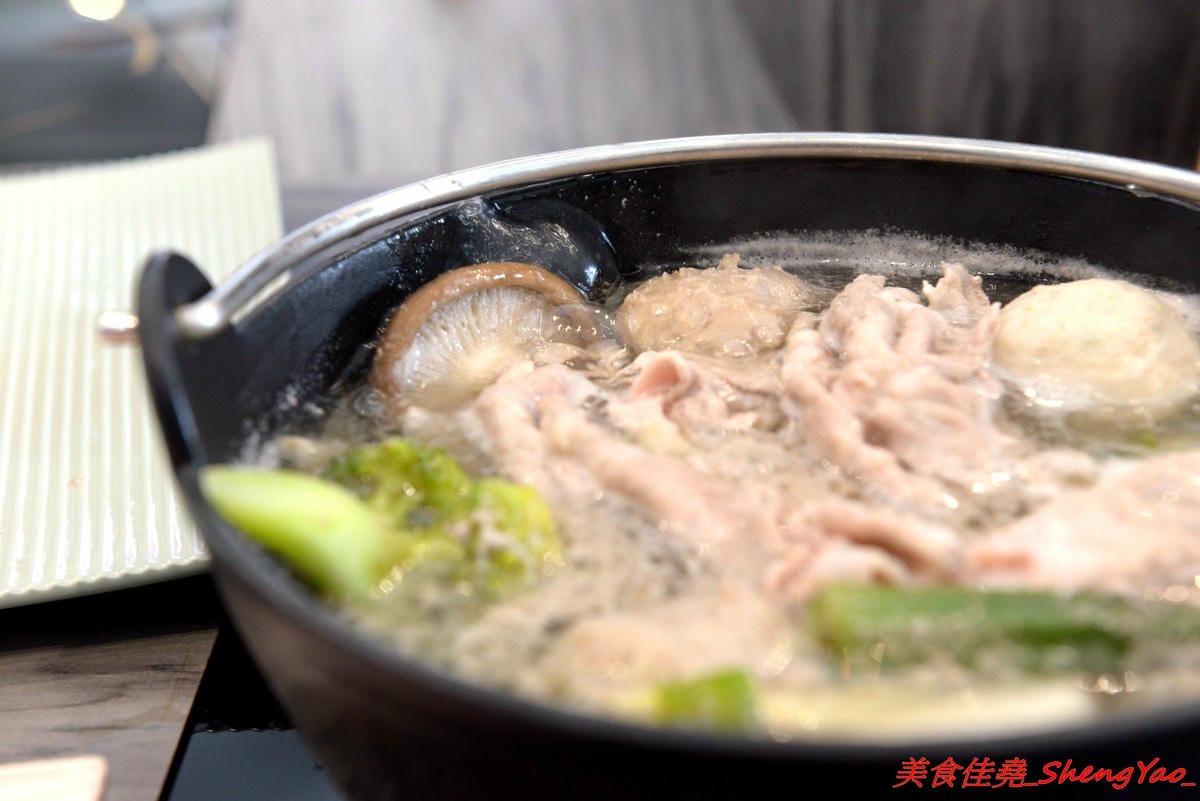 [台中沙鹿]覓鍋物 -沙鹿自創品牌鍋物,靜宜商圈上最大間最氣派的餐廳,鍋物價位一般,食材新鮮,肉盤夠份量又好吃,整個吃完很有飽足感,6/21-6/26試賣期間臉書打卡留言就送價值120元的肉盤。