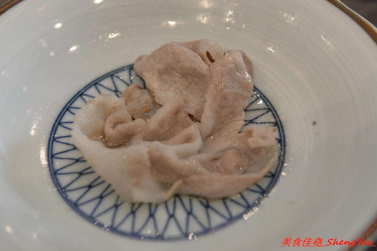 [台中沙鹿]覓鍋物 -沙鹿自創品牌鍋物,靜宜商圈上最大間最氣派的餐廳,鍋物價位一般,食材新鮮,肉盤夠份量又好吃,整個吃完很有飽足感,6/21-6/26試賣期間臉書打卡留言就送價值120元的肉盤。