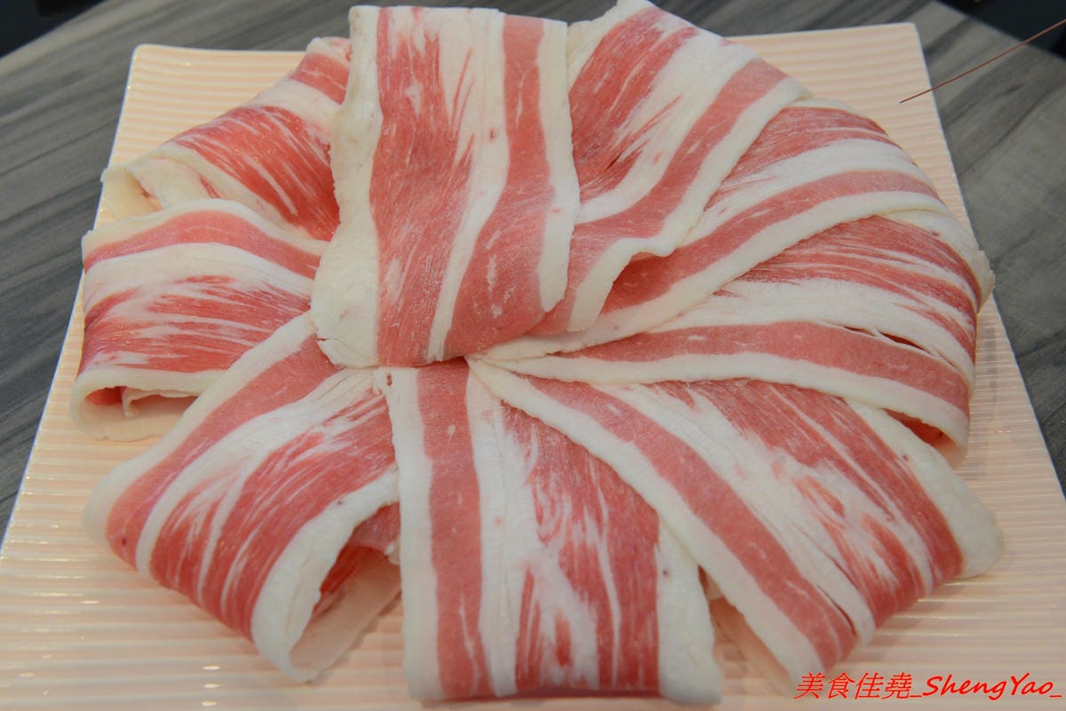 [台中沙鹿]覓鍋物 -沙鹿自創品牌鍋物,靜宜商圈上最大間最氣派的餐廳,鍋物價位一般,食材新鮮,肉盤夠份量又好吃,整個吃完很有飽足感,6/21-6/26試賣期間臉書打卡留言就送價值120元的肉盤。