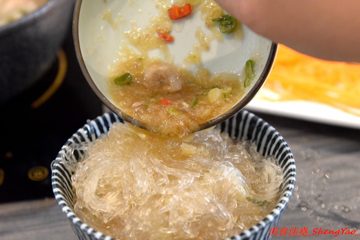 [台中沙鹿]覓鍋物 -沙鹿自創品牌鍋物,靜宜商圈上最大間最氣派的餐廳,鍋物價位一般,食材新鮮,肉盤夠份量又好吃,整個吃完很有飽足感,6/21-6/26試賣期間臉書打卡留言就送價值120元的肉盤。