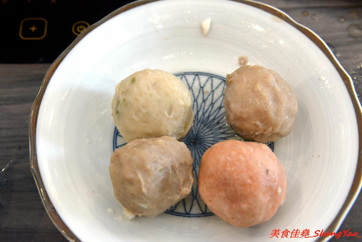 [台中沙鹿]覓鍋物 -沙鹿自創品牌鍋物,靜宜商圈上最大間最氣派的餐廳,鍋物價位一般,食材新鮮,肉盤夠份量又好吃,整個吃完很有飽足感,6/21-6/26試賣期間臉書打卡留言就送價值120元的肉盤。