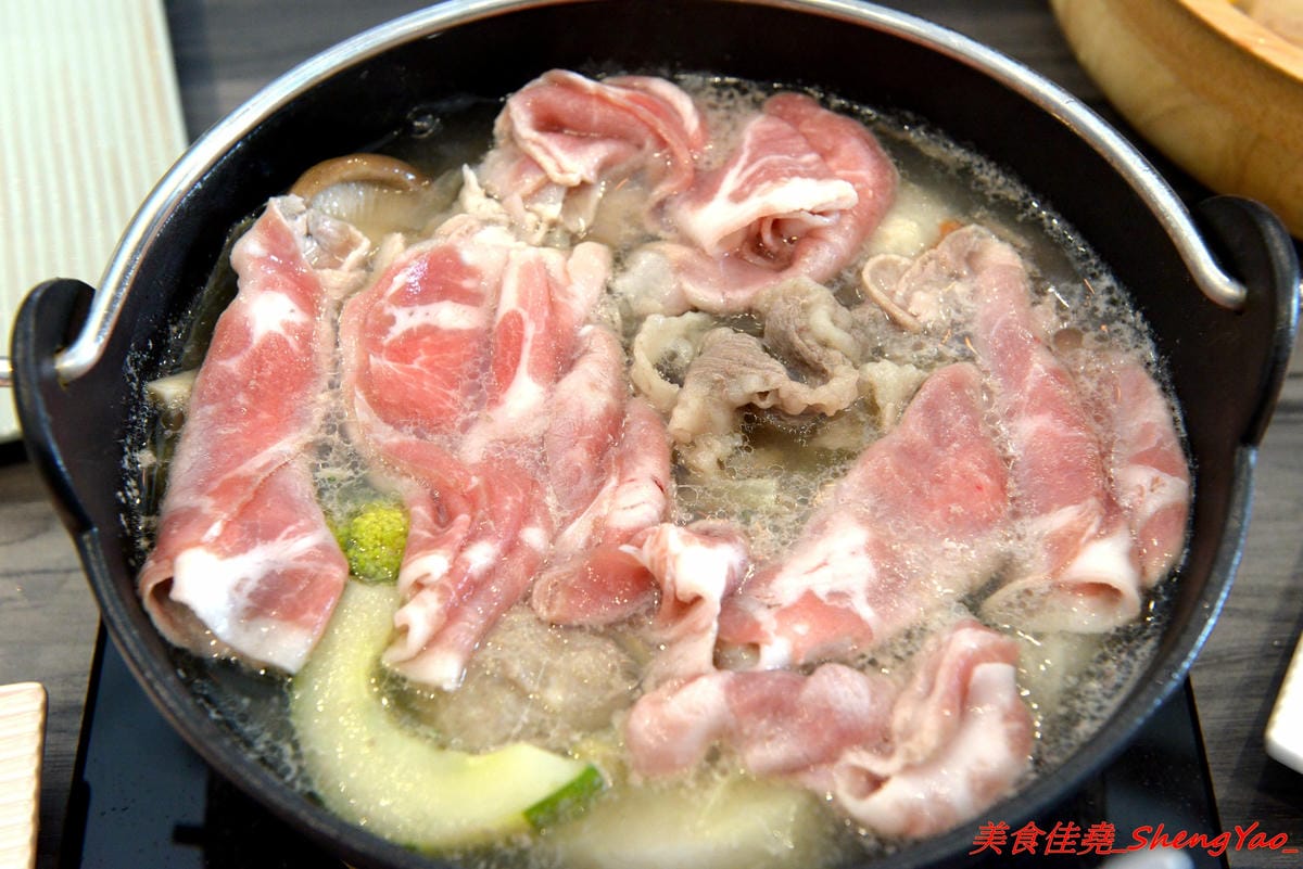 [台中沙鹿]覓鍋物 -沙鹿自創品牌鍋物,靜宜商圈上最大間最氣派的餐廳,鍋物價位一般,食材新鮮,肉盤夠份量又好吃,整個吃完很有飽足感,6/21-6/26試賣期間臉書打卡留言就送價值120元的肉盤。