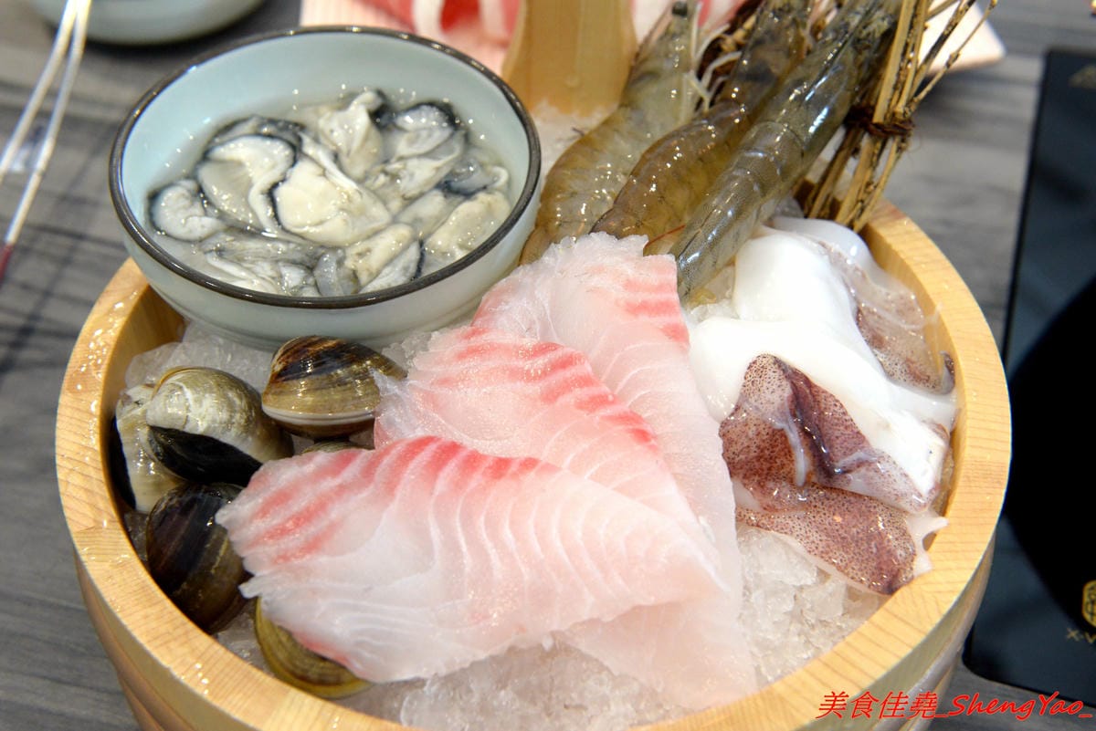 [台中沙鹿]覓鍋物 -沙鹿自創品牌鍋物,靜宜商圈上最大間最氣派的餐廳,鍋物價位一般,食材新鮮,肉盤夠份量又好吃,整個吃完很有飽足感,6/21-6/26試賣期間臉書打卡留言就送價值120元的肉盤。