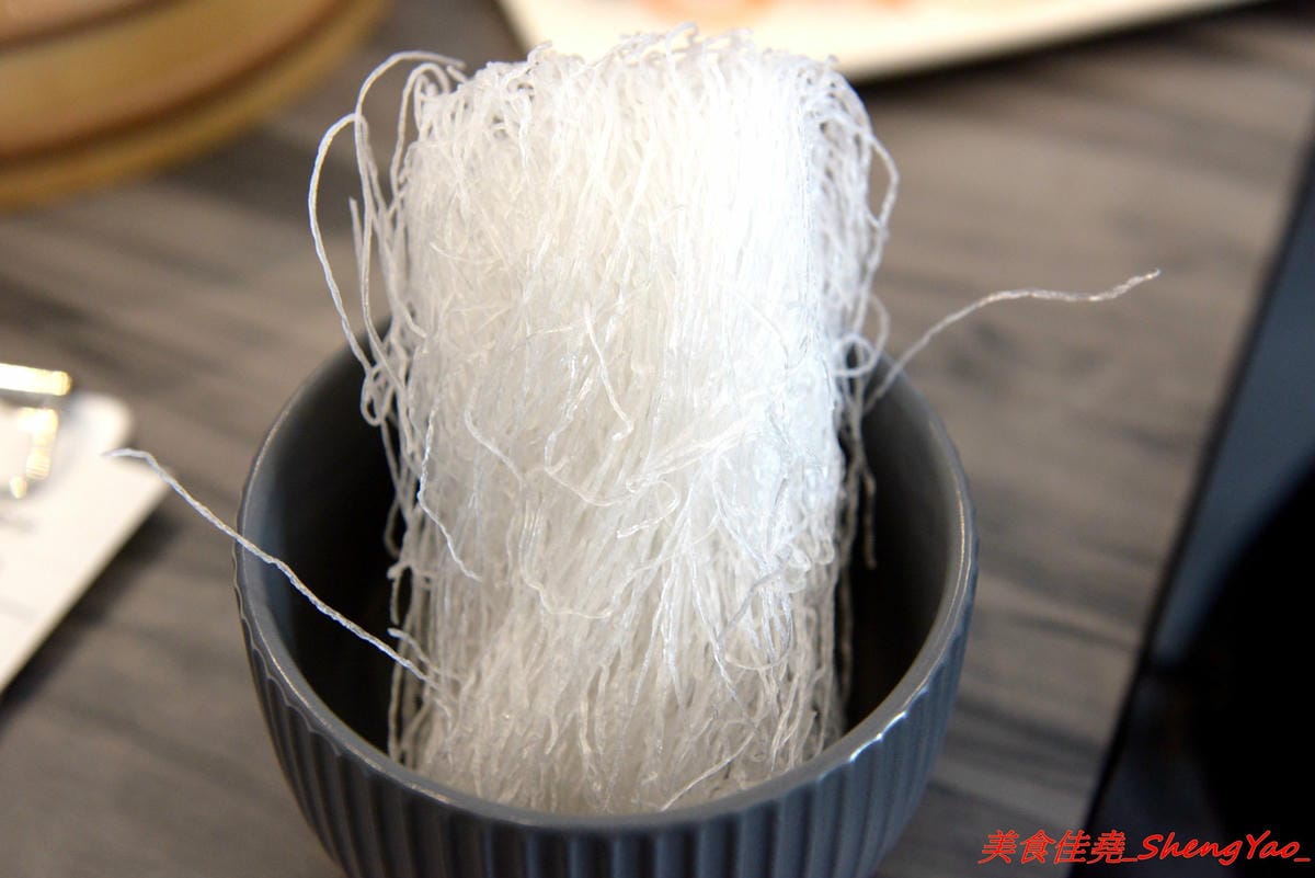 [台中沙鹿]覓鍋物 -沙鹿自創品牌鍋物,靜宜商圈上最大間最氣派的餐廳,鍋物價位一般,食材新鮮,肉盤夠份量又好吃,整個吃完很有飽足感,6/21-6/26試賣期間臉書打卡留言就送價值120元的肉盤。