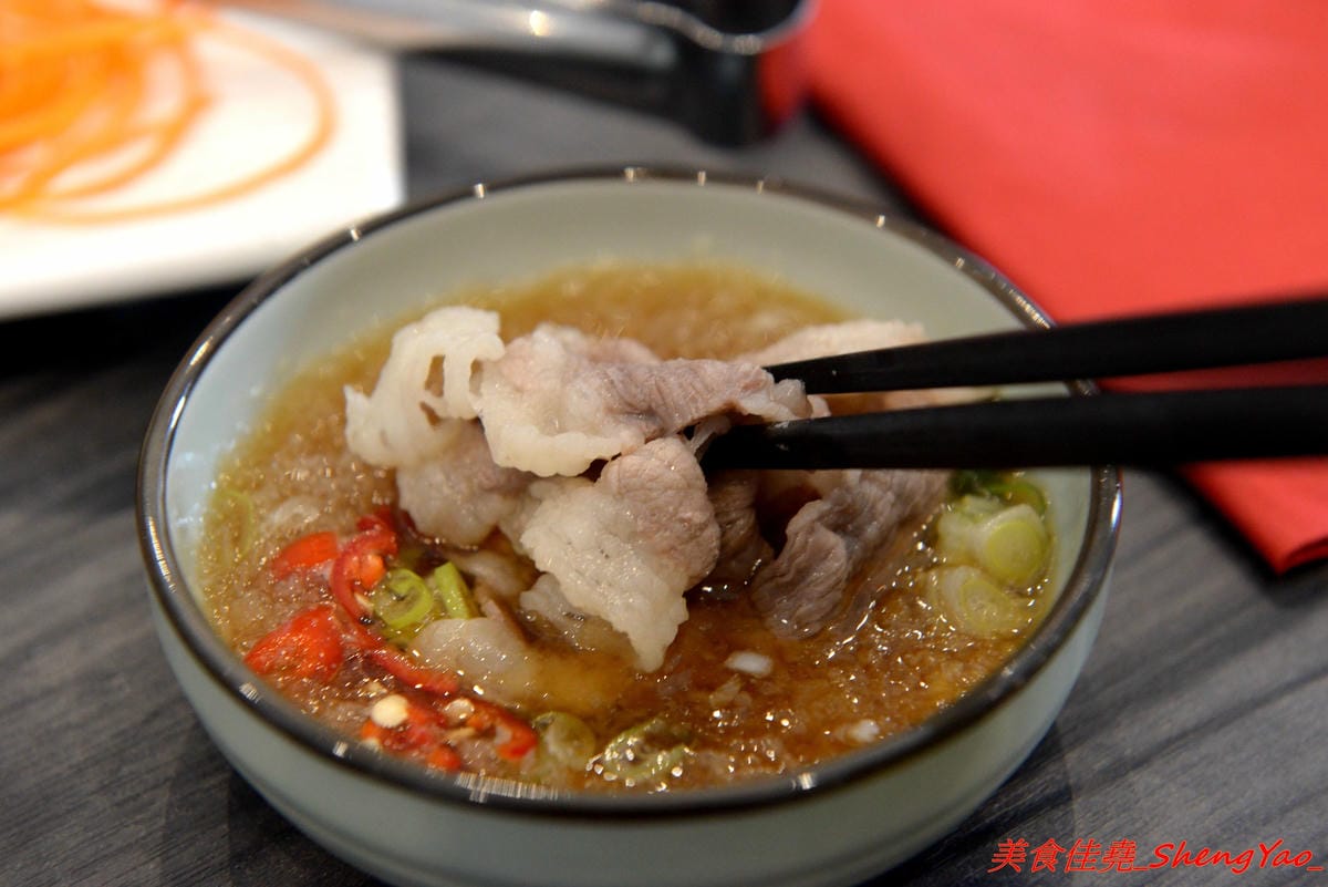 [台中沙鹿]覓鍋物 -沙鹿自創品牌鍋物,靜宜商圈上最大間最氣派的餐廳,鍋物價位一般,食材新鮮,肉盤夠份量又好吃,整個吃完很有飽足感,6/21-6/26試賣期間臉書打卡留言就送價值120元的肉盤。
