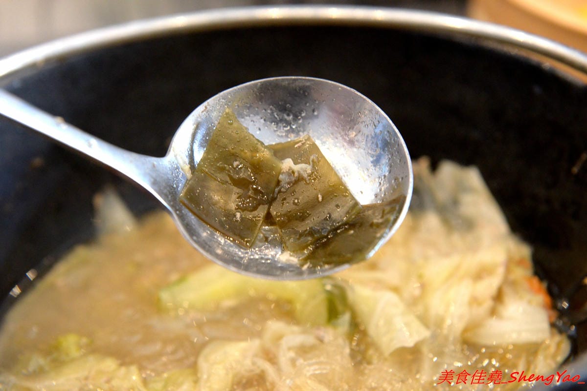 [台中沙鹿]覓鍋物 -沙鹿自創品牌鍋物,靜宜商圈上最大間最氣派的餐廳,鍋物價位一般,食材新鮮,肉盤夠份量又好吃,整個吃完很有飽足感,6/21-6/26試賣期間臉書打卡留言就送價值120元的肉盤。