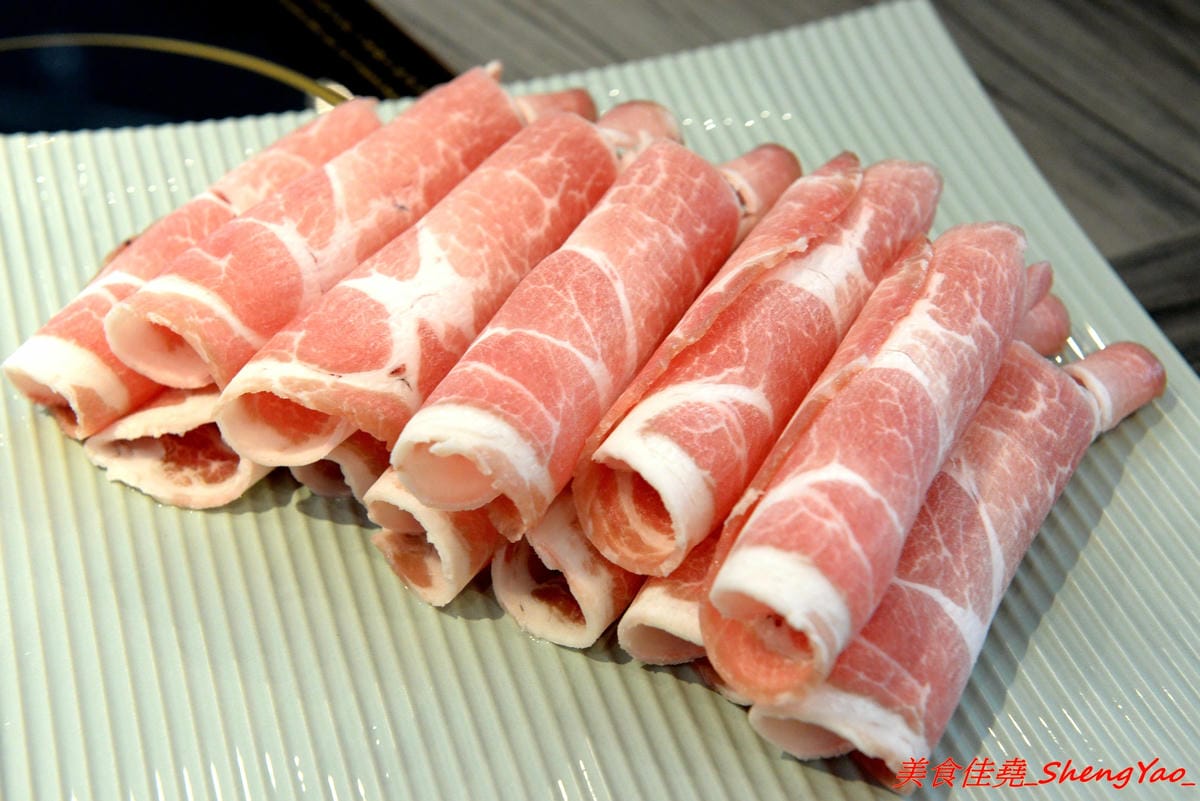 [台中沙鹿]覓鍋物 -沙鹿自創品牌鍋物,靜宜商圈上最大間最氣派的餐廳,鍋物價位一般,食材新鮮,肉盤夠份量又好吃,整個吃完很有飽足感,6/21-6/26試賣期間臉書打卡留言就送價值120元的肉盤。