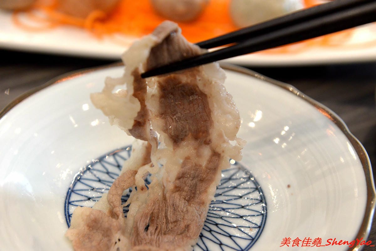 [台中沙鹿]覓鍋物 -沙鹿自創品牌鍋物,靜宜商圈上最大間最氣派的餐廳,鍋物價位一般,食材新鮮,肉盤夠份量又好吃,整個吃完很有飽足感,6/21-6/26試賣期間臉書打卡留言就送價值120元的肉盤。