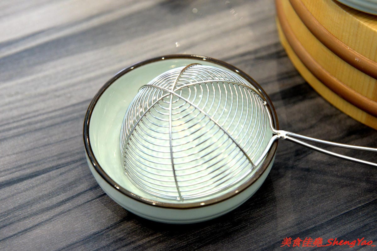 [台中沙鹿]覓鍋物 -沙鹿自創品牌鍋物,靜宜商圈上最大間最氣派的餐廳,鍋物價位一般,食材新鮮,肉盤夠份量又好吃,整個吃完很有飽足感,6/21-6/26試賣期間臉書打卡留言就送價值120元的肉盤。