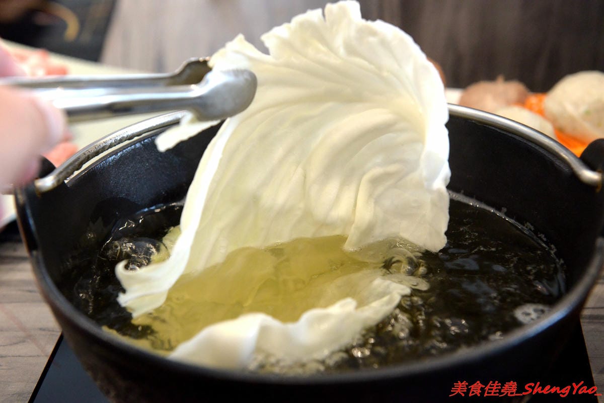 [台中沙鹿]覓鍋物 -沙鹿自創品牌鍋物,靜宜商圈上最大間最氣派的餐廳,鍋物價位一般,食材新鮮,肉盤夠份量又好吃,整個吃完很有飽足感,6/21-6/26試賣期間臉書打卡留言就送價值120元的肉盤。