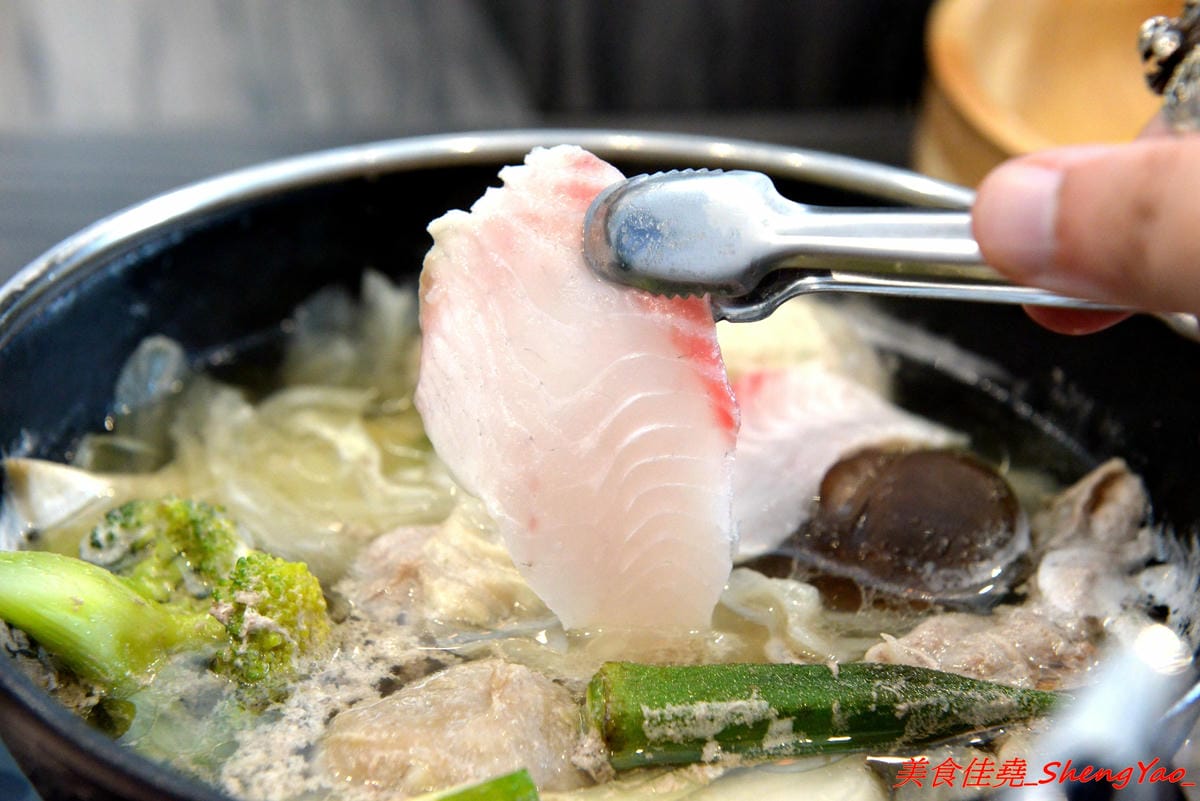 [台中沙鹿]覓鍋物 -沙鹿自創品牌鍋物,靜宜商圈上最大間最氣派的餐廳,鍋物價位一般,食材新鮮,肉盤夠份量又好吃,整個吃完很有飽足感,6/21-6/26試賣期間臉書打卡留言就送價值120元的肉盤。
