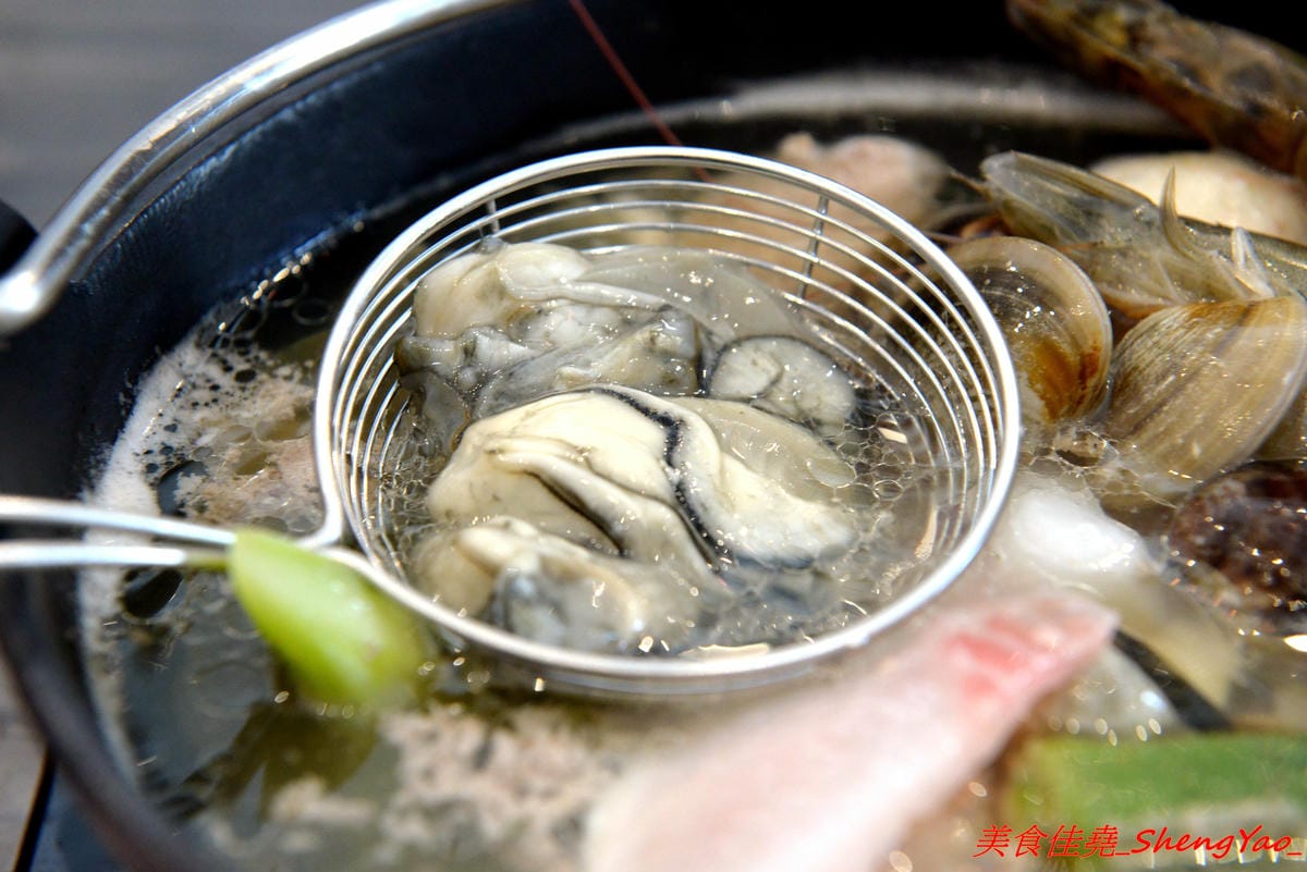 [台中沙鹿]覓鍋物 -沙鹿自創品牌鍋物,靜宜商圈上最大間最氣派的餐廳,鍋物價位一般,食材新鮮,肉盤夠份量又好吃,整個吃完很有飽足感,6/21-6/26試賣期間臉書打卡留言就送價值120元的肉盤。