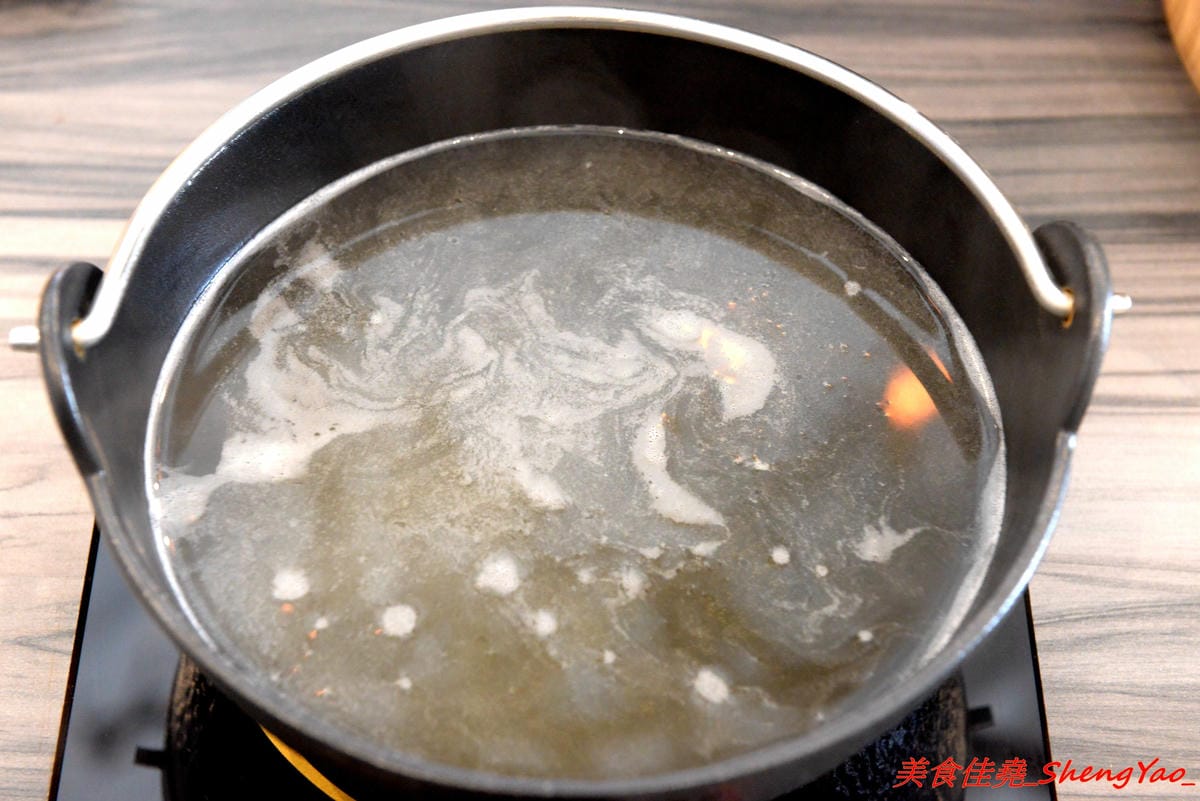[台中沙鹿]覓鍋物 -沙鹿自創品牌鍋物,靜宜商圈上最大間最氣派的餐廳,鍋物價位一般,食材新鮮,肉盤夠份量又好吃,整個吃完很有飽足感,6/21-6/26試賣期間臉書打卡留言就送價值120元的肉盤。