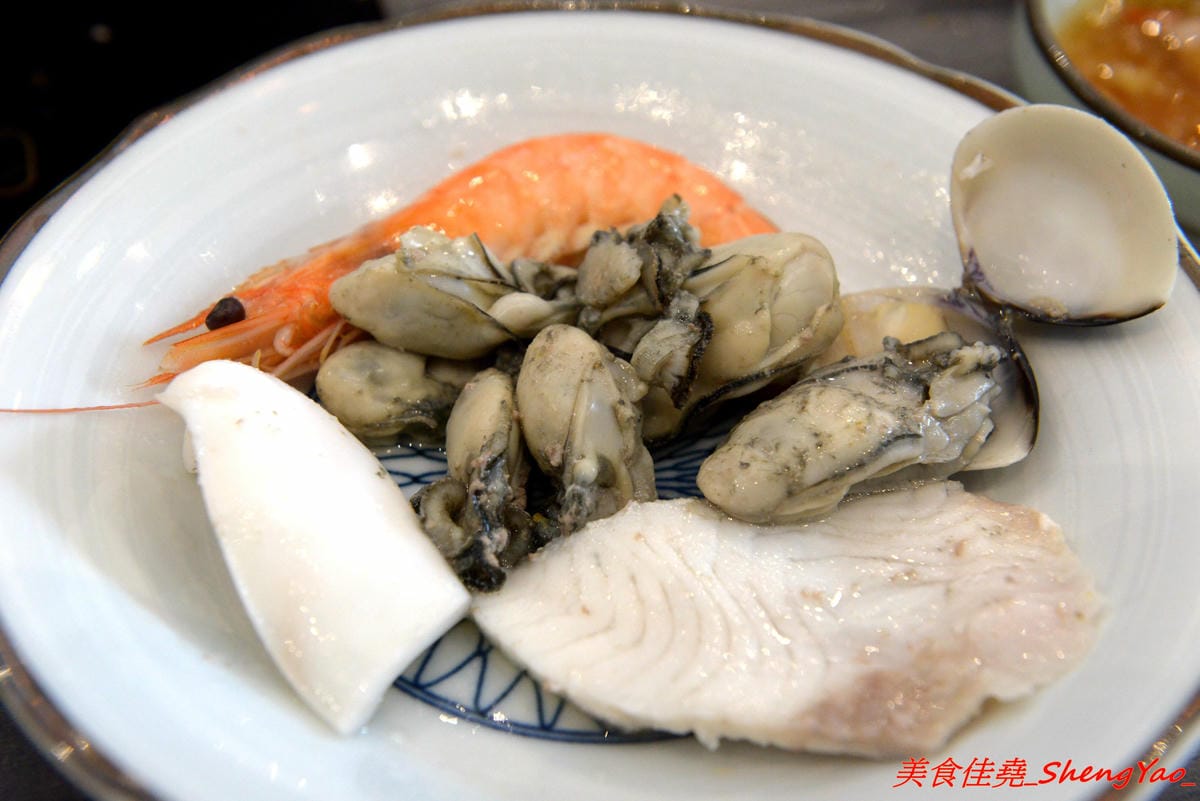 [台中沙鹿]覓鍋物 -沙鹿自創品牌鍋物,靜宜商圈上最大間最氣派的餐廳,鍋物價位一般,食材新鮮,肉盤夠份量又好吃,整個吃完很有飽足感,6/21-6/26試賣期間臉書打卡留言就送價值120元的肉盤。