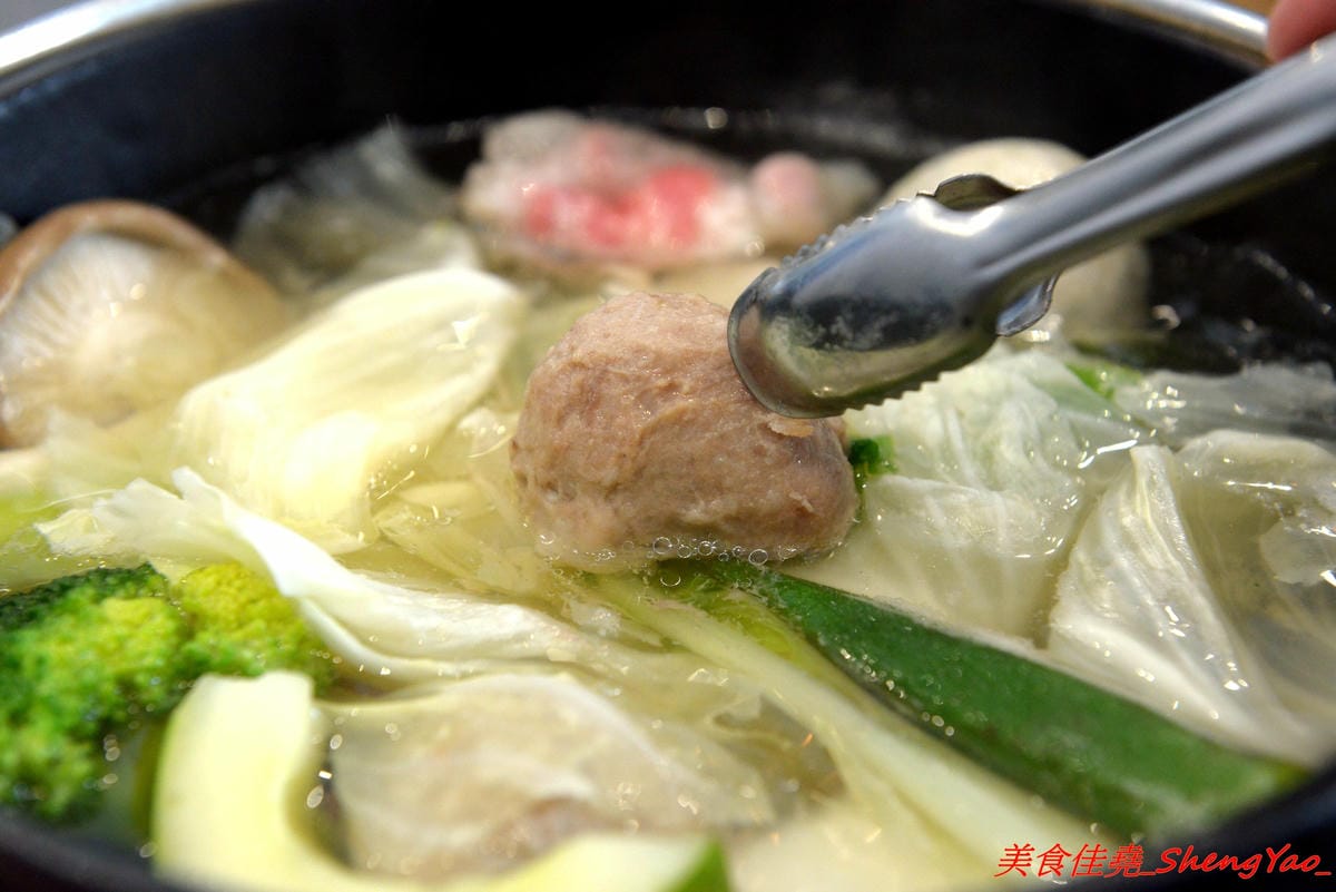 [台中沙鹿]覓鍋物 -沙鹿自創品牌鍋物,靜宜商圈上最大間最氣派的餐廳,鍋物價位一般,食材新鮮,肉盤夠份量又好吃,整個吃完很有飽足感,6/21-6/26試賣期間臉書打卡留言就送價值120元的肉盤。