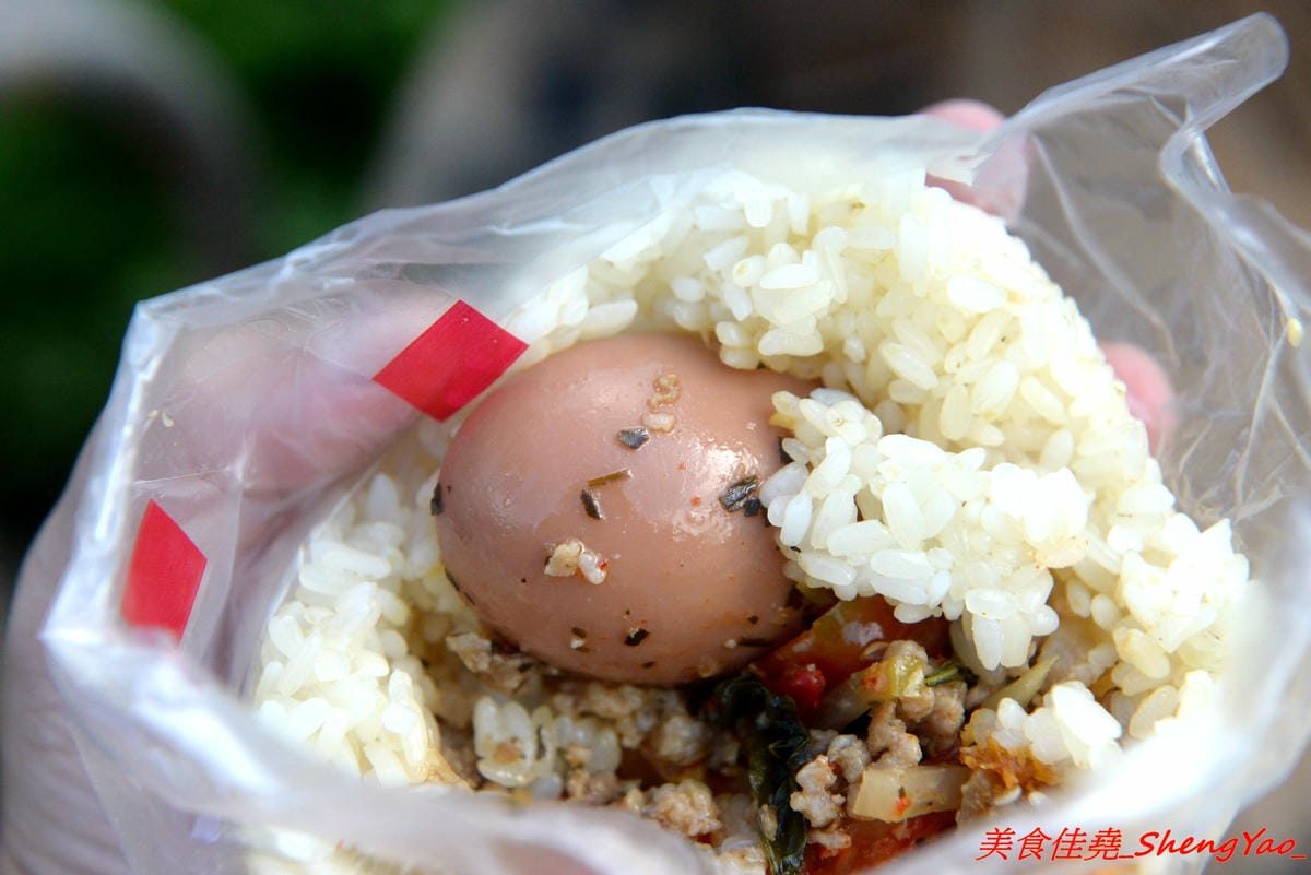 [台中清水]喵喵包 手做包子舖 – 清水隱密的眷村手工包子舖,店家做網路包子宅配已經超過5年,飯糰也是人氣商品,料多實在,裏頭竟然還有包紅麴糖心蛋,店家態度親切,內用可以坐在果園內吃,別有