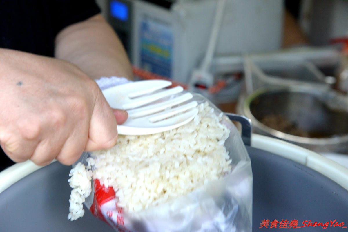 [台中清水]喵喵包 手做包子舖 – 清水隱密的眷村手工包子舖,店家做網路包子宅配已經超過5年,飯糰也是人氣商品,料多實在,裏頭竟然還有包紅麴糖心蛋,店家態度親切,內用可以坐在果園內吃,別有