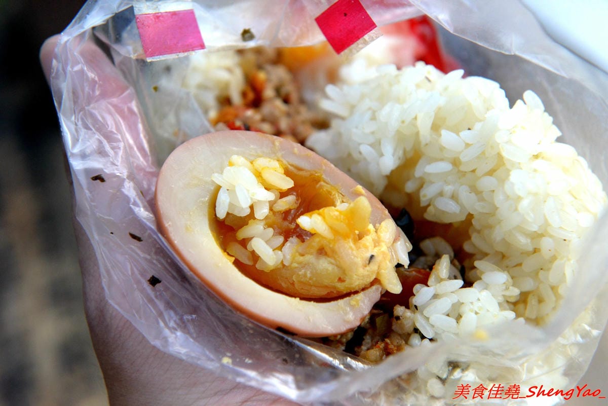 [台中清水]喵喵包 手做包子舖 – 清水隱密的眷村手工包子舖,店家做網路包子宅配已經超過5年,飯糰也是人氣商品,料多實在,裏頭竟然還有包紅麴糖心蛋,店家態度親切,內用可以坐在果園內吃,別有