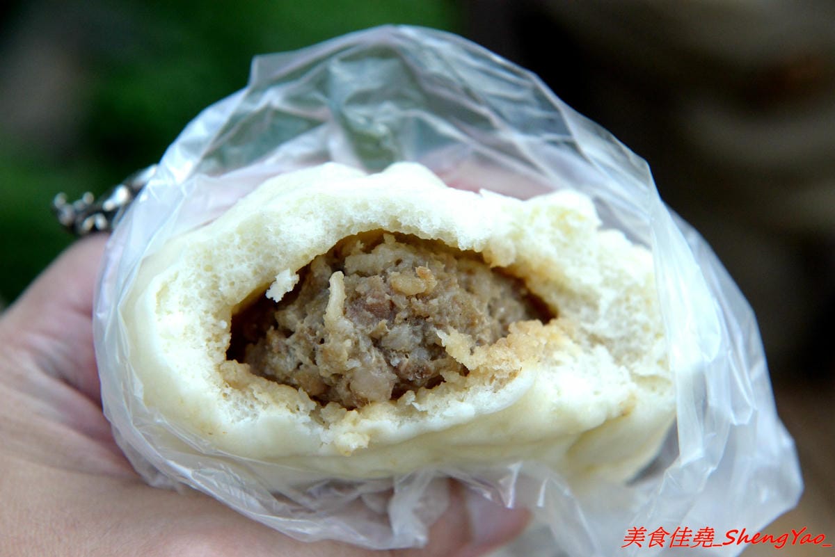 [台中清水]喵喵包 手做包子舖 – 清水隱密的眷村手工包子舖,店家做網路包子宅配已經超過5年,飯糰也是人氣商品,料多實在,裏頭竟然還有包紅麴糖心蛋,店家態度親切,內用可以坐在果園內吃,別有