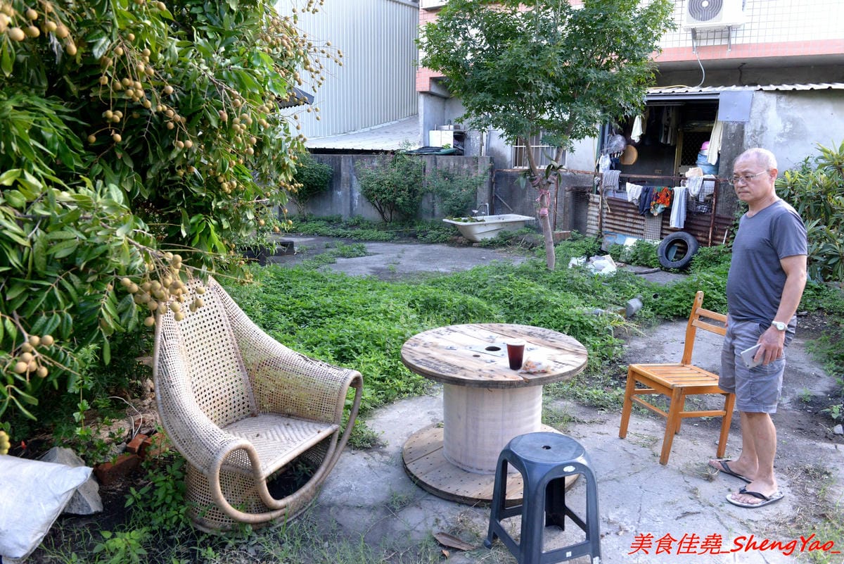 [台中清水]喵喵包 手做包子舖 – 清水隱密的眷村手工包子舖,店家做網路包子宅配已經超過5年,飯糰也是人氣商品,料多實在,裏頭竟然還有包紅麴糖心蛋,店家態度親切,內用可以坐在果園內吃,別有