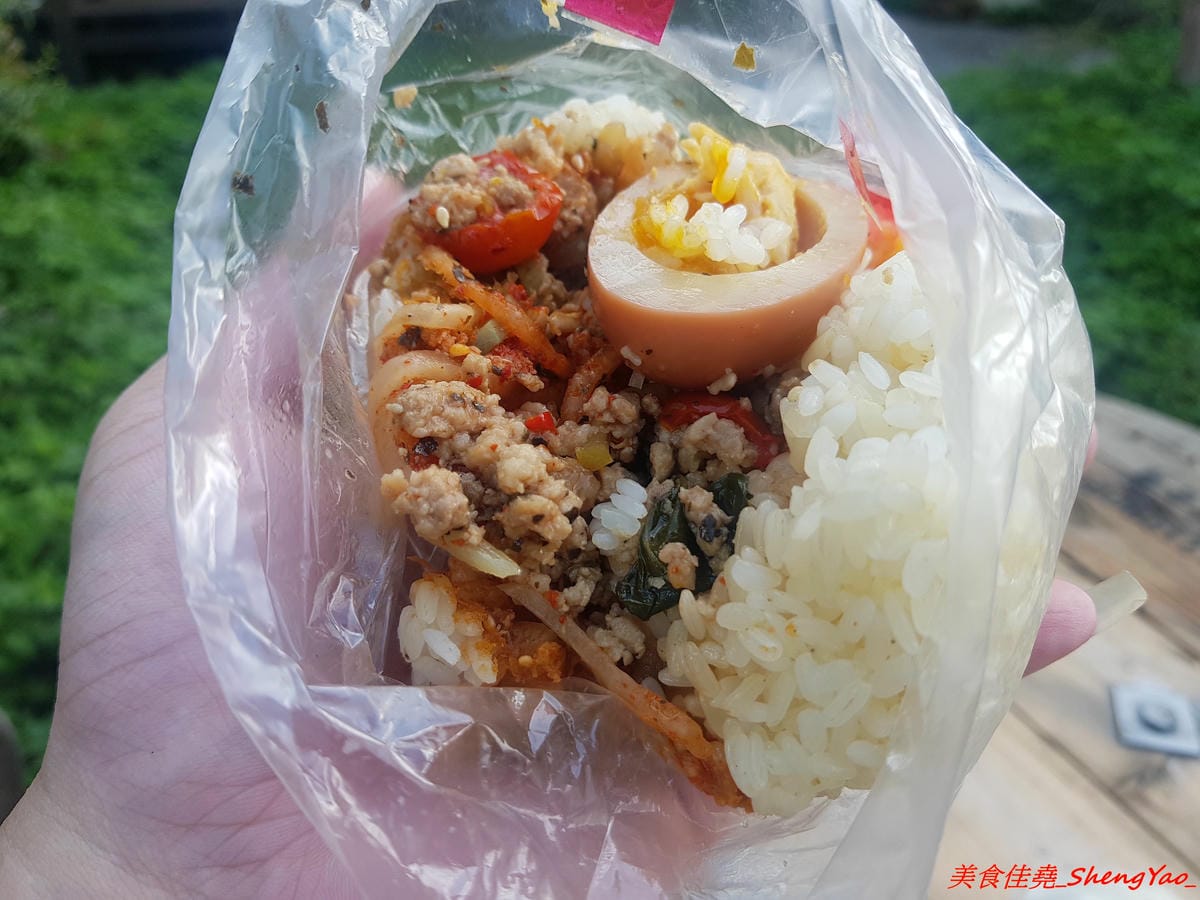 [台中清水]喵喵包 手做包子舖 – 清水隱密的眷村手工包子舖,店家做網路包子宅配已經超過5年,飯糰也是人氣商品,料多實在,裏頭竟然還有包紅麴糖心蛋,店家態度親切,內用可以坐在果園內吃,別有