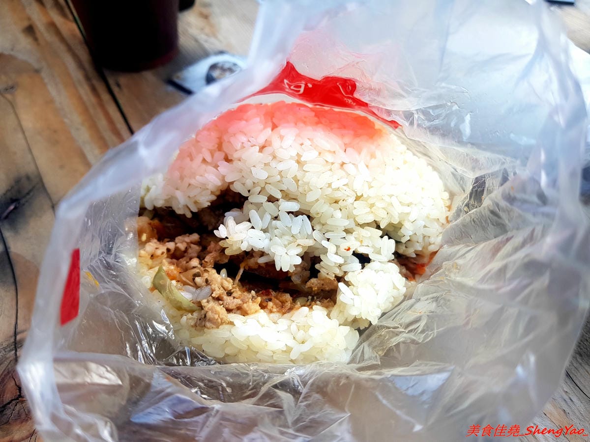 [台中清水]喵喵包 手做包子舖 – 清水隱密的眷村手工包子舖,店家做網路包子宅配已經超過5年,飯糰也是人氣商品,料多實在,裏頭竟然還有包紅麴糖心蛋,店家態度親切,內用可以坐在果園內吃,別有