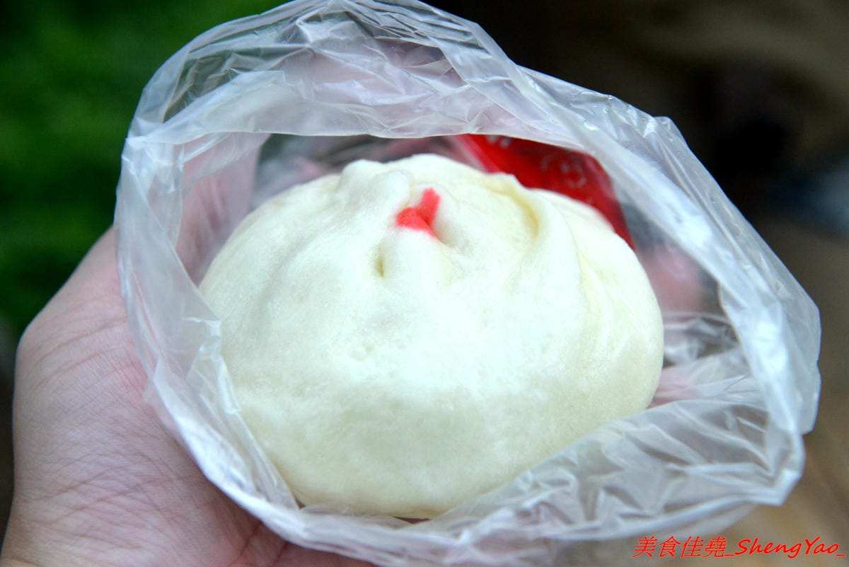 [台中清水]喵喵包 手做包子舖 – 清水隱密的眷村手工包子舖,店家做網路包子宅配已經超過5年,飯糰也是人氣商品,料多實在,裏頭竟然還有包紅麴糖心蛋,店家態度親切,內用可以坐在果園內吃,別有