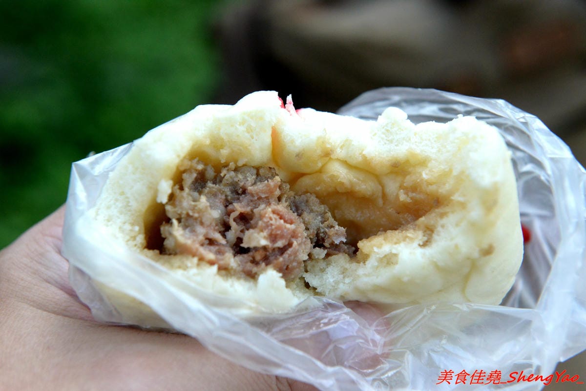 [台中清水]喵喵包 手做包子舖 – 清水隱密的眷村手工包子舖,店家做網路包子宅配已經超過5年,飯糰也是人氣商品,料多實在,裏頭竟然還有包紅麴糖心蛋,店家態度親切,內用可以坐在果園內吃,別有